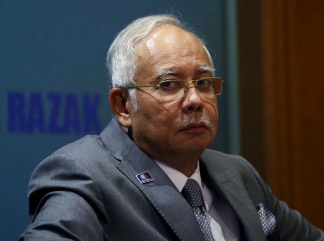 马来西亚前总理纳吉布3处公寓被查 查抄出5卡车名包现金