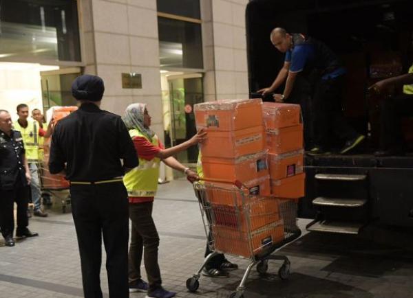 马来西亚前总理纳吉布3处公寓被查 查抄出5卡车名包现金