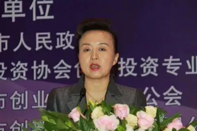 临近退休，女厅官“逃逸式”离职