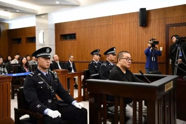 孙小果再审近照曝光 其生母继父等19人涉案被移送审查起诉